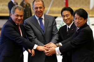 Các bộ trưởng ngoại giao và quốc phòng Nhật Bản-Nga chụp ảnh trước cuộc họp 2+2. (Nguồn: AP)