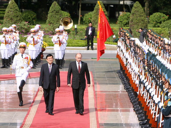 Chủ tịch nước Trương Tấn Sang và Tổng thống Liên bang Nga Putin duyệt đội danh dự Quân đội nhân dân Việt Nam. (Ảnh: TTXVN )