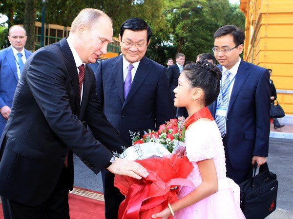 Thiếu nhi Thủ đô Hà Nội tặng hoa chào mừng Tổng thống Vladimir Putin. (Ảnh: Nguyễn Khang/TTXVN)