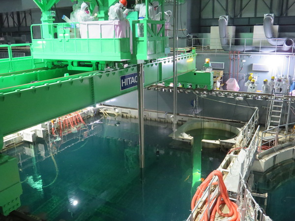 Công nhân di rời các thanh nhiên liệu khỏi bể chứa ở lò phản ứng số 4 của nhà máy điện hạt nhân Fukushima Daii-chi hôm 18/9. (Nguồn: TEPCO)