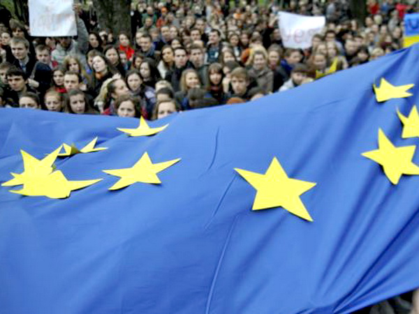 Người biểu tình giơ cờ EU trong cuộc tuần hành ủng hộ Ukraine gia nhập EU ở Lvivphía tây Ukraine, ngày 22/11. (Nguồn AP)