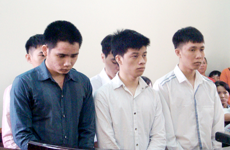 Bị cáo Nguyễn Nhật Linh (trái) cùng đồng bọn đã phải nhận bản án nghiêm khắc vì vô cớ giết anh Quân sau khi uống rượu.