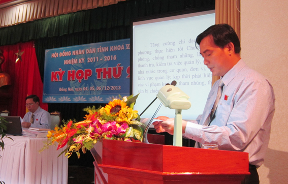 Ông Dương Thúc Minh, Phó Trưởng Ban Pháp chế HĐND tỉnh trình bày báo cáo thẩm tra.
