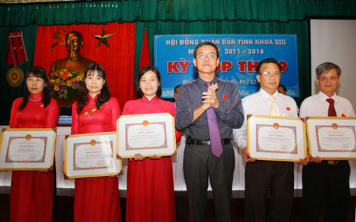 Chủ tịch UBND tỉnh Đinh Quốc Thái trao bằng khen cho các cá nhân, tập thể có thành tích xuất sắc. (Ảnh: H.Anh)