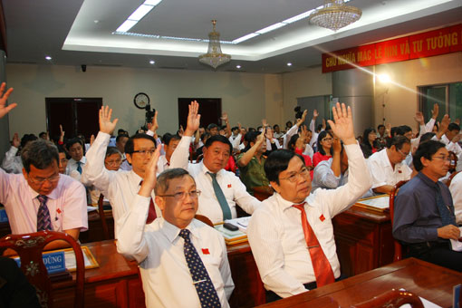 Các đại biểu biểu quyết thông qua Nghị quyết tại kỳ họp. (Ảnh: H.Anh)