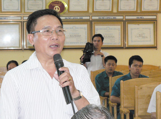  Cử tri phường Tân Mai bày tỏ kiến nghị với Đại biểu Quốc hội.