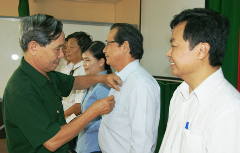 Các cá nhân nhận kỷ niệm chương của Trung ương Hội CCB Việt Nam