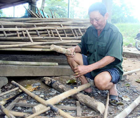 Ông Trần Ngọc Chuyên có gần một đời gắn bó với nghề làm thang tre.