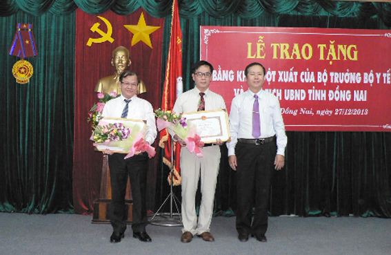 Lãnh đạo Sở Y tế tỉnh trao Bằng khen của Chủ tịch UBND tỉnh cho 2 bác sĩ Nguyễn Mạnh Hoan (bên trái) và Hà Văn Dần.