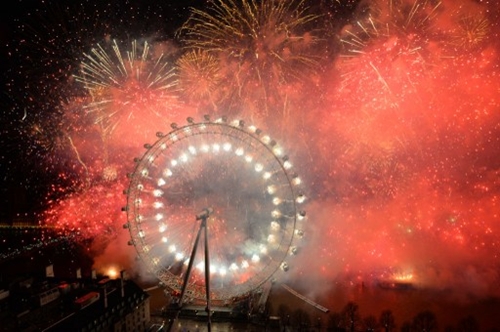 Đu quay London Eye trong màn pháo hoa mừng năm mới ở London. Ảnh: AFP.