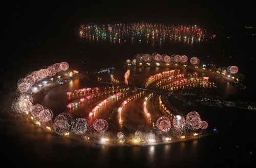  Đảo Palm rực sáng trong phần cuối của màn bắn pháo hoa mừng năm mới ở Dubai, UAE. Ảnh: AFP.