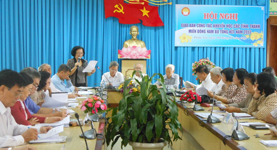 Chủ tịch Hội Khuyến học TP. Hồ Chí Minh, cụm trưởng báo cáo tình hình hoạt động trong năm 2013