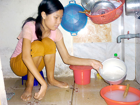 Sau những ngày rong ruổi bán vé số, chị Nguyễn ThỊ Duyên vẫn luôn chăm sóc từng bữa ăn cho chồng.