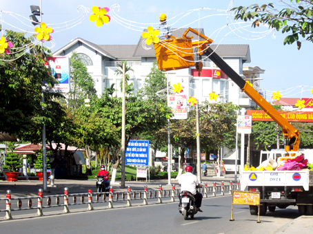 Nhân viên Công ty TNHH một thành viên dịch vụ môi trường đô thị Đồng Nai trang trí tuyến đường nội ô TP.Biên Hòa.