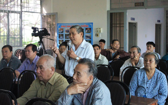  Cử tri phường Quang Vinh phát biểu ý kiến tại buổi tiếp xúc.