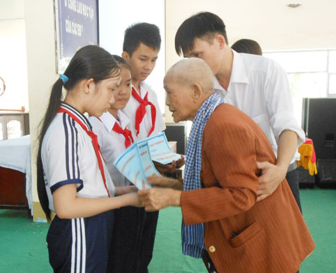 Bà Lê Thị Trừ, phu nhân đồng chí Nguyễn Văn Ký trao học bổng cho