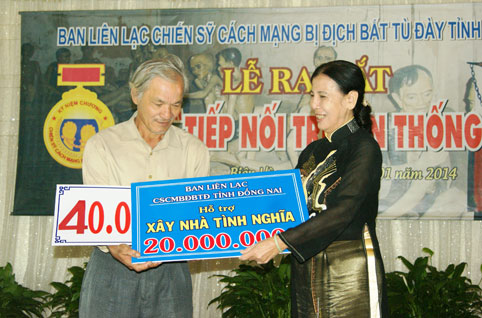 Đại diện Ban LLCSCMBTĐ trao tiền hỗ trợ cho gia đình ông Phạm Văn Quang