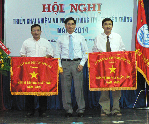Phó chủ tịch UBND tỉnh Trần Văn Vĩnh trao cờ thi đua xuất sắc cho 2 tập thể: Chi nhánh Bưu chính Viettel Đồng Nai và Phòng Bưu chính viễn thông.