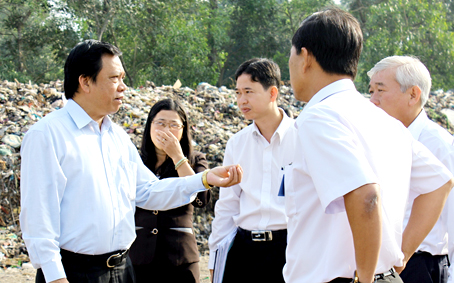 Đoàn giám sát thăm một khu xử lý rác thải tại huyện Long Thành.