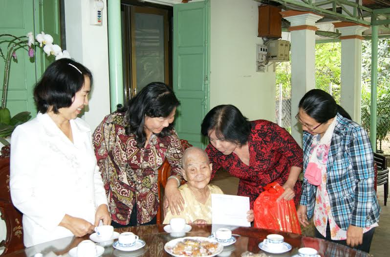 Hội LHPN tỉnh đến thăm và tặng quà Tết gia đình bà Lê Thị Não, phường Tân Bình, TX. Dĩ An (tỉnh Bình Dương)