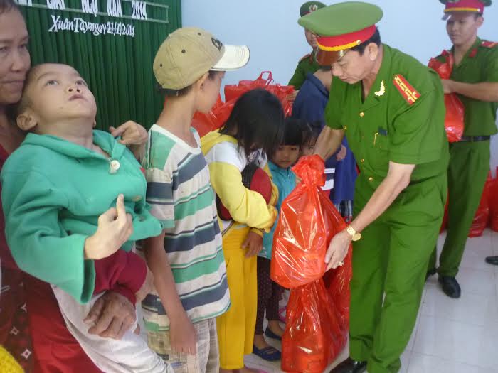 Đại tá Văn Quyết Thắng trao quà cho trẻ em nhiễm chất độc da cam ở xã Xuân Tây, huyện Cẩm Mỹ