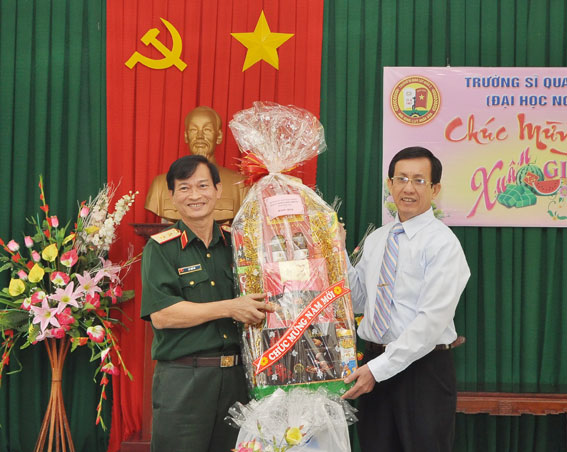 Đồng chí Phạm Văn Ru tặng quà Tết cho trường đại học Nguyễn Huệ