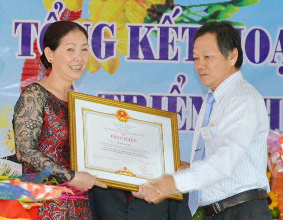 Phó Chủ tịch UBND tỉnh Trần Minh Phúc trao Bằng khen của Thủ tướng Chính phủ cho các tập thể, cá nhân của Tổng công ty Cao su Đồng Nai