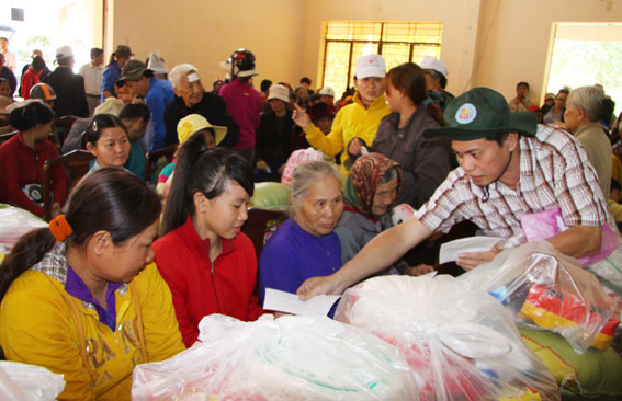 Ông Nguyễn Tiến Dũng, Phó ban Thi đua khen thưởng tỉnh trao quà cho các hộ nghèo thuộc xã Phú Lý.