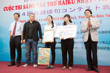 Hoàng Thị Láng (ở giữa) nhận giải nhì tại lễ trao giải.