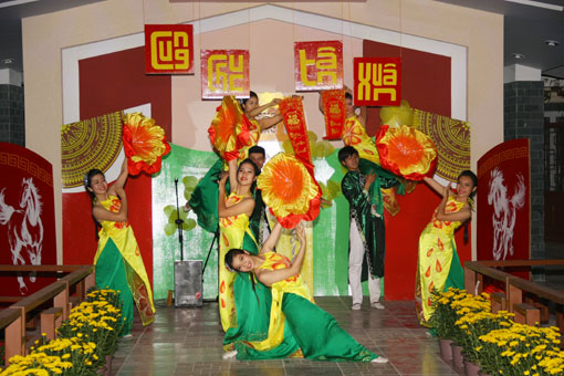 Nhóm múa Biên Hòa biểu diễn tại đêm nhạc