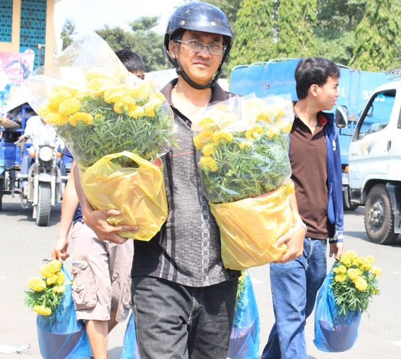 Hoa giá rẻ, người dân mua 2-3 giỏ hoa trưng ngày Tết.