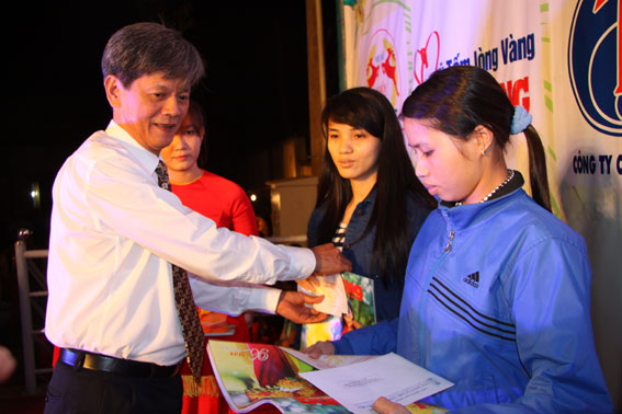 Ông Huỳnh Tấn Kiệt tặng quà cho công nhân