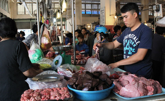 Hàng hóa dồi dào phục vụ tết. Ảnh chụp tại chợ Biên Hòa.
