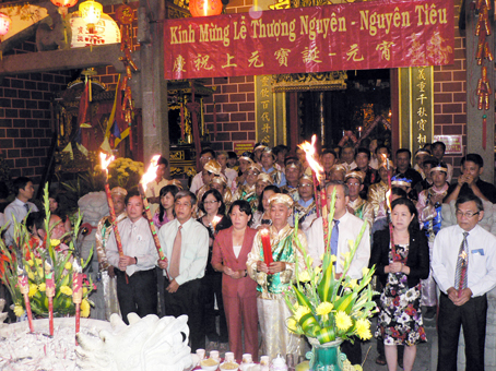 Lãnh đạo tỉnh dâng hương tại lễ khai mạc lễ hội chùa Ông. Ảnh: V.Truyên