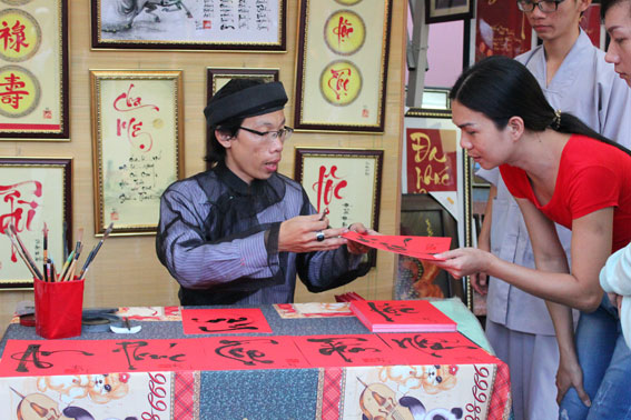 Ông Đồ Quốc Trọng tặng chữ cho nhân dân