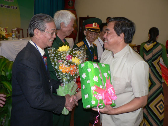  Đồng chí Huỳnh Văn Tới, Uỷ viên Ban TVTU, Trưởng ban Tuyên giáo Tỉnh ủy tặng quà chúc thọ