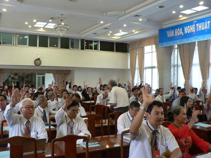 Đại biểu tham dự đại hội thể hiện sự thống nhất với các báo cáo do đoàn Chủ tịch thông qua bằng cách giơ tay
