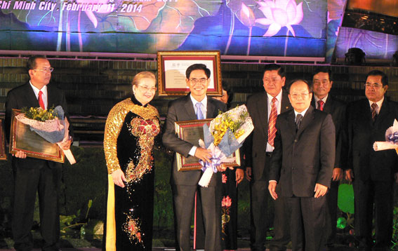Đồng chí Trần Văn Vĩnh, Phó Chủ tịch UBND tỉnh Đồng Nai nhận Bằng công nhận của UNESCO trao cho 21 tình, thành vì đã có những công trình góp phần phát triển hoạt động đờn ca tài tử trong thời gian qua.