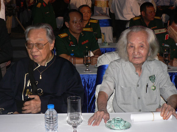 Giáo sư. Trần Văn Khê (trái) và nhạc sư Vĩnh Bảo- 2 cây đại thụ trong hoạt động Nghệ thuật đờn ca tài tử đến tham dự chương trình.