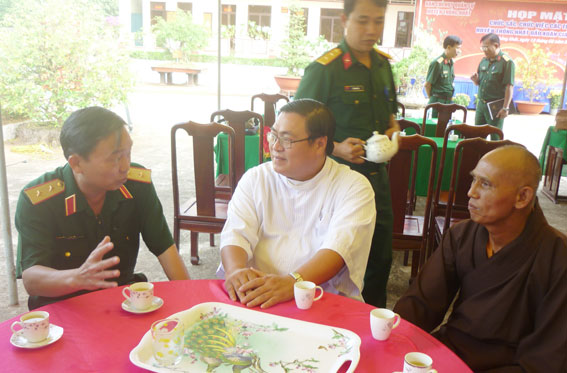 Trung tướng Phạm Văn Dỹ ( bên trái) trò chuyện thân mật với các vị chức sắc tôn giáo.