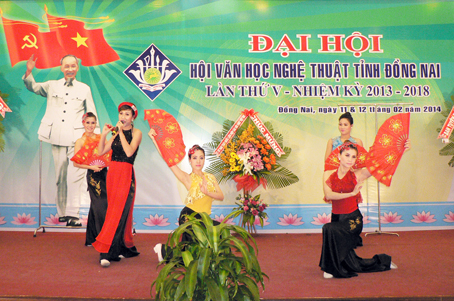 Biểu diễn văn nghệ chào mừng đại hội.