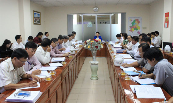 Phó chủ tịch UBND tỉnh Phan Thị Mỹ Thanh phát biểu tại cuộc họp.