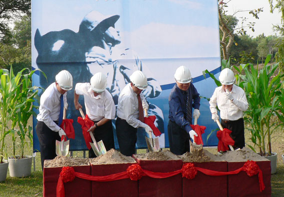Lãnh đạo tỉnh và thành phố Biên Hòa thực hiện nghi thức khởi công.
