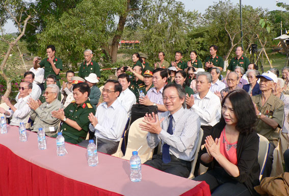 Các đại biểu tham dự lễ khởi công dựng tượng Thi tướng Huỳnh Văn Nghệ.