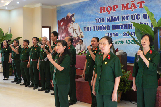 Các cựu chiến binh Chi đội 10 biểu diễn văn nghệ tại buổi họp mặt.