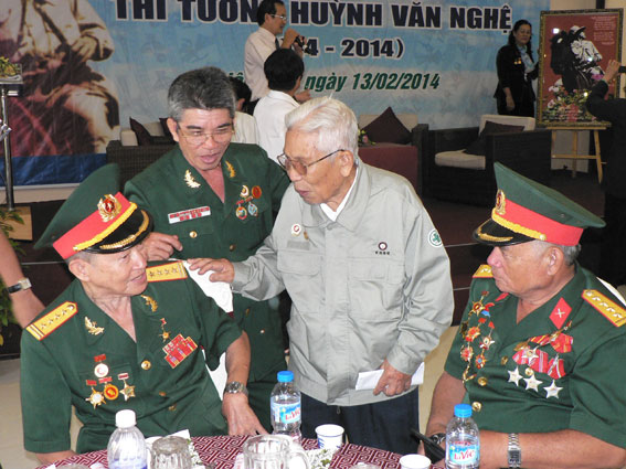 Các cựu chiến binh cùng nhau ôn lại kỷ niệm tại buổi họp mặt.