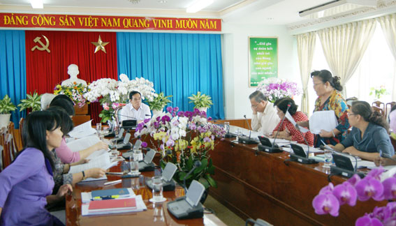  Đ/C Lê Thị Hường, PCT Hội LHPN báo cáo với Thường trực Tỉnh ủy về kết quả thực hiện nhiệm vụ của Đảng đoàn năm 2013