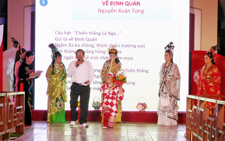 Giao lưu cùng nhà thơ Nguyễn Xuân Từng tại Văn miếu Trấn Biên - người có tác phẩm được giới thiệu trong đêm thơ Nguyên tiêu.