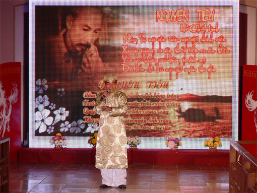 Nghệ sĩ Đức Thâm trình bày tiết mục ngâm thơ với bài Nguyên Tiêu.