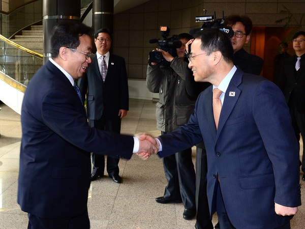 Trưởng đoàn Hàn Quốc Kim Kyou-hyun (phải) và Trưởng đoàn Triều Tiên Won Tong-yon (trái). (Ảnh: THX/TTXVN)